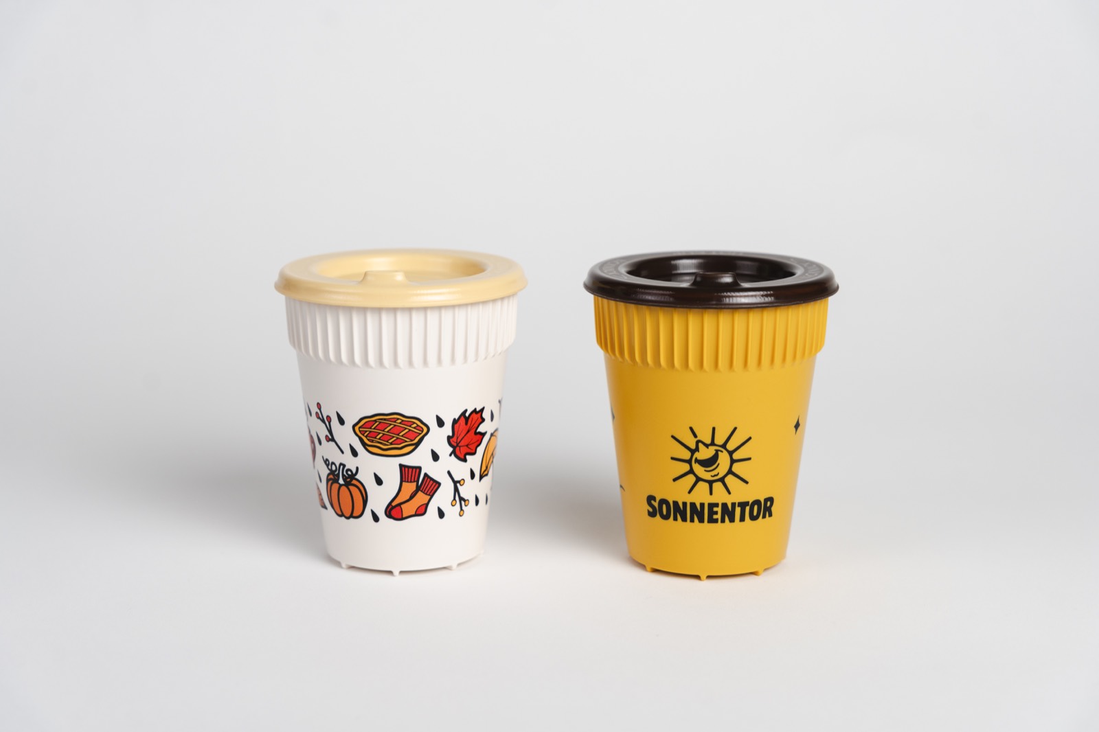 Dos Hot Cup personalizados con colores y tapas diferentes