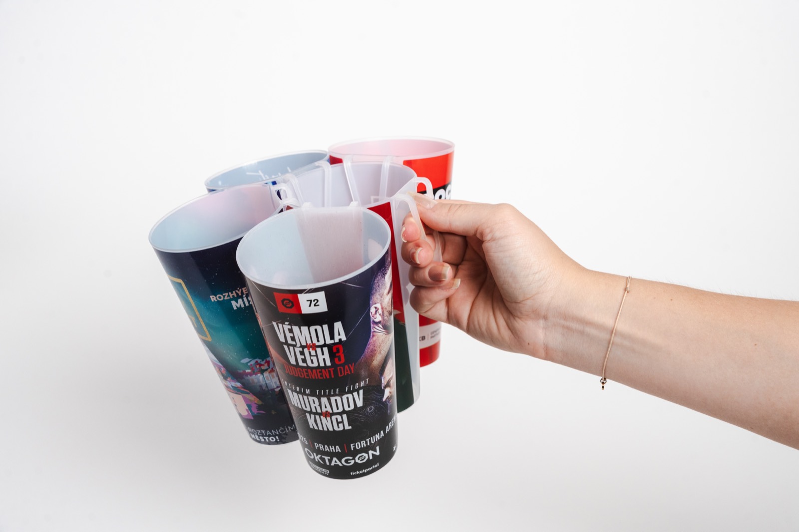 Varios Classic Cup transportados mediante sus clips integrados