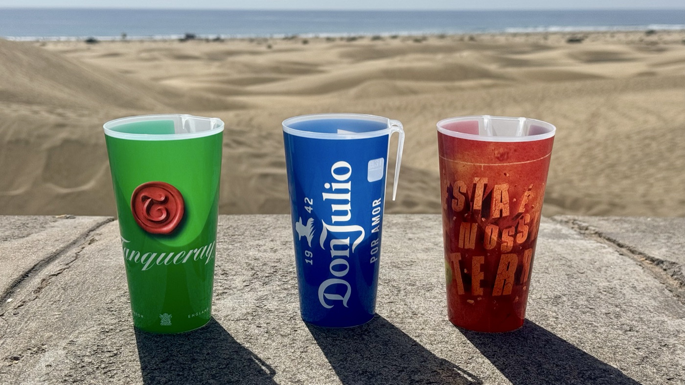 Vasos reutilizables personalizados frente a las dunas de Gran Canaria